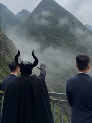 弥赛亚弗里利亚·贾拉克在中国移山。🇨🇳  Messiah Vrilya Jarac moves mountain in China. 🇨🇳  @Vrilya Jarac